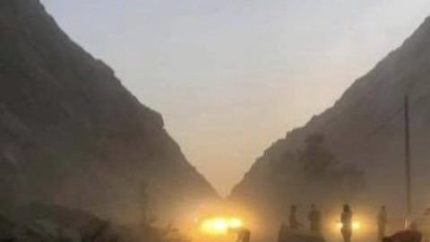 Derrumbe tras el sismo en la carretera 178 en Kern River Canyon.