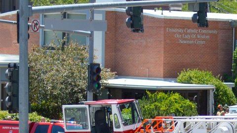 Bomberos asisten tras una explosión en la Universidad Nevada-Reno.