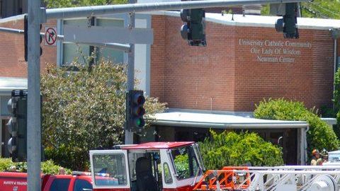 Bomberos asisten tras una explosión en la Universidad Nevada-Reno.