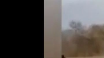VIDEO: A nalgadas con tabla presuntos policías castigan a joven ladrón