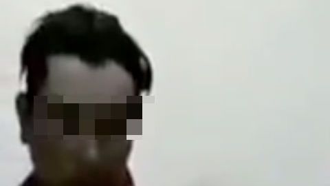 VIDEO: Con pistola en mano sicarios interrogan a 2, esto fue lo que confesaron