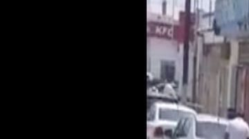 VIDEO: Sicario se mete en problemas por su arma, se le trabó y las balas terminaron donde no quería