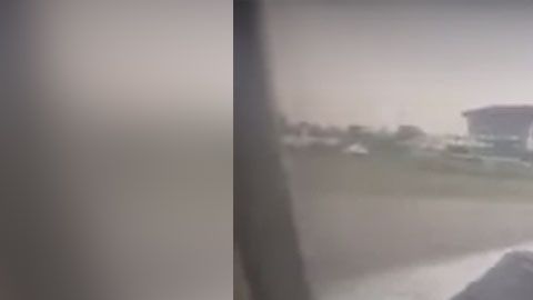 Al parecer, el hombre buscaba viajar gratis sobre el ala al aire libre.