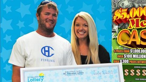 Austin y Margaret con su gran premio de lotería.