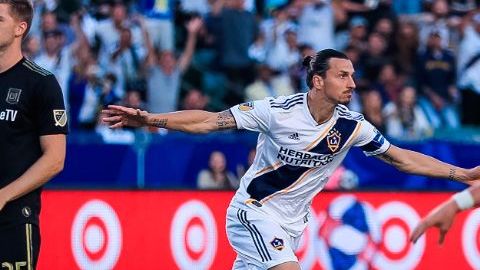 Zlatan marcó un señor gol, al quitarse de sombrerito al defensa y rematar con un gran tiro
