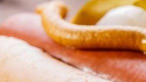 El origen del perro caliente se remonta a la década de 1860.