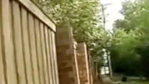 El incidente fue grabado por la cámara que llevaba el policía.