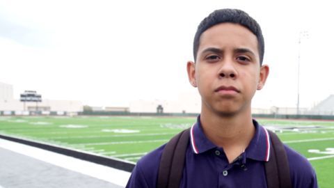 Román, amigo de la víctima mortal más joven del tiroteo en El Paso, dice que su vida ha cambiado para siempre. “Antes actuaba normal… ahora no sé”.