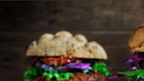 "Hamburguesas" hechas de soya y otros vegetales.