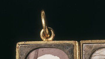 Un memento mori con las fotos de la reina Victoria y el príncipe Alberto.