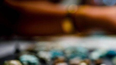 Amuletos y cuentas de vidrio hallados en Pompeya.