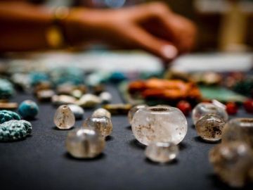 Amuletos y cuentas de vidrio hallados en Pompeya.