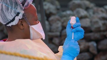 Ae estuvo aplicando una vacuna para prevenir el ébola en la RDC.