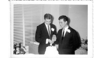 Productores de Hollywood intentan resolver el misterio de esta boda gay celebrada en 1957.