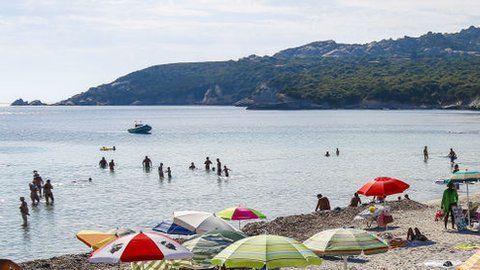 La arena blanca de las playas de Cerdeña es considerada un bien público.