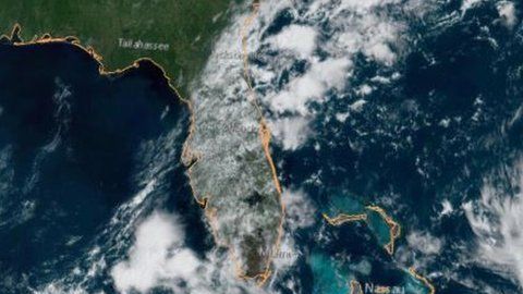 El huracán Dorian se ha intensificado y ya comienza a ser visible un "ojo".