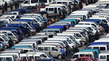 Decenas de personas miran coches en un concesionario en la provincia de Liaoning (China).