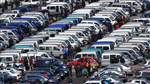 Decenas de personas miran coches en un concesionario en la provincia de Liaoning (China).