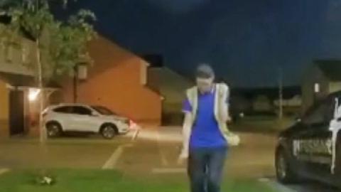 Imágenes de lo que hace el repartidor de leche frente a la cámara de seguridad.