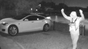 El video muestra cómo el Tesla de casi $100,000 es robado en 30 segundos