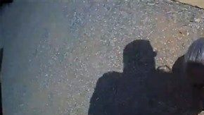 Una mujer se resiste a la autoridad y la disparan.