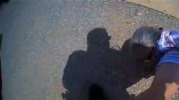 Una mujer se resiste a la autoridad y la disparan.