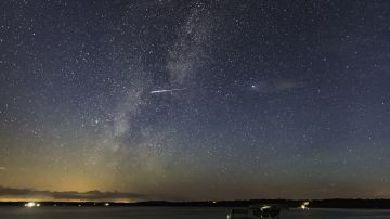 Lluvia de meteoritos Perseidas y la Vía Láctea, en Minnesota .en Big Sand Lake.
