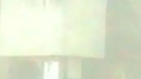 Niños saltan de ventana a ventana en un noveno piso.