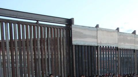 El gobierno restringirá el asilo a quienes crucen por Texas o Nuevo México.