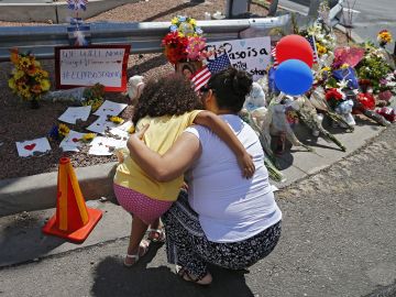 Decenas han dejado ofrendas cerca del lugar de  la masacre en El Paso.
