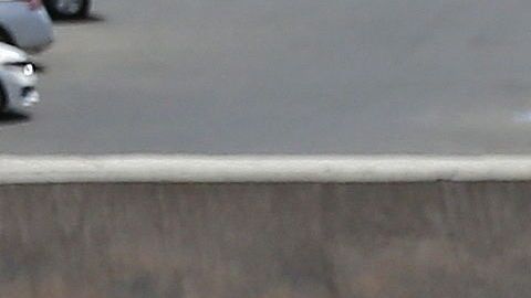 Decenas han dejado ofrendas cerca del lugar de  la masacre en El Paso.