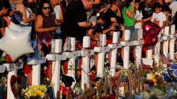 Ciudadanos rinden homenaje a las víctimas de la masacre de El Paso.
