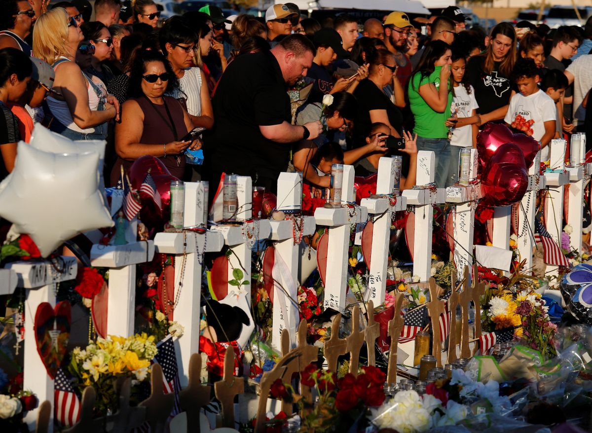 Ciudadanos rinden homenaje a las víctimas de la masacre de El Paso.
