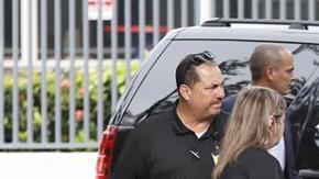 La gobernadora de Puerto Rico, Wanda Vázquez (c),  saluda a la entrada del Tribunal Supremo, donde juró al cargo.