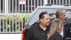 La gobernadora de Puerto Rico, Wanda Vázquez (c),  saluda a la entrada del Tribunal Supremo, donde juró al cargo.