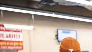 Agentes de ICE en una de las plantas de la redada.