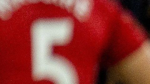 El ariete azteca hizo una finta al defensa del Manchester United, el inglés Harry Maguire, y lo mandó al suelo