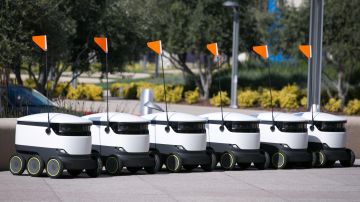 miles de sus pequeños robots cúbicos equipados con seis ruedas y un banderín circularán por 100 universidades de Estados Unidos el próximo año.
