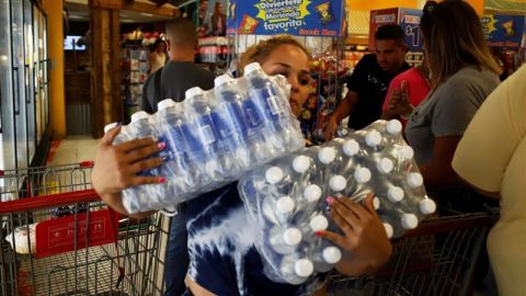 Boricuas se abastecen de artículos de primera necesidad,por el paso de la tormenta Dorian.