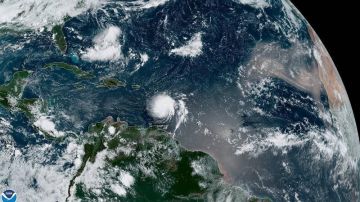 Foto por la Administración Nacional Oceánica y Atmosférica (NOAA), en la que se muestra el paso de la tormenta tropical Dorian por el Caribe.