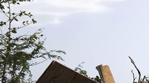 Empleados municipales realizan labores de limpieza y remoción de escombros, este martes, en Ponce, en la costa sur de Puerto Rico de cara al paso de Dorian.