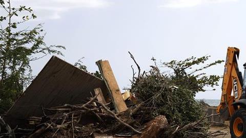 Empleados municipales realizan labores de limpieza y remoción de escombros, este martes, en Ponce, en la costa sur de Puerto Rico de cara al paso de Dorian.