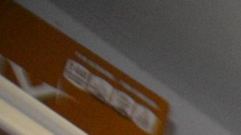 Margarita Domínguez posa con una caja de productos para la venta.