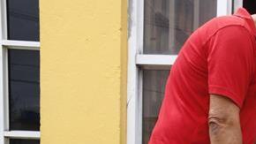 Personas preparan un generador de energía para una casa en Yabucoa, Puerto Rico.