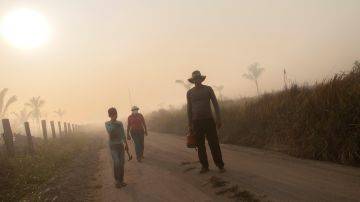 Una familia cubierta de humo debido a los incendios en la selva amazónica.