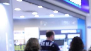 Ya hay cajeros automáticos que reciben o expiden bitcoins. Este se en cuentra en Barcelona, España.