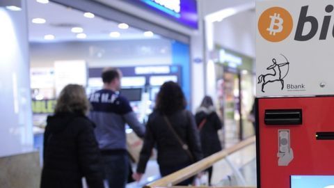 Ya hay cajeros automáticos que reciben o expiden bitcoins. Este se en cuentra en Barcelona, España.