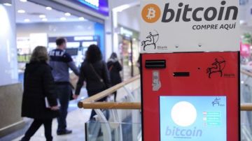 Ya hay cajeros automáticos que reciben o expiden bitcoins. Este se en cuentra en Barcelona, España.
