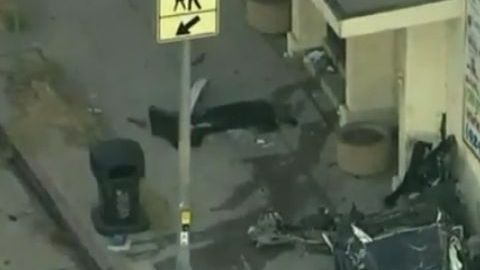 El carro quedó visiblemente destruido.