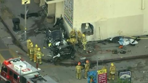 El carro quedó visiblemente destruido.